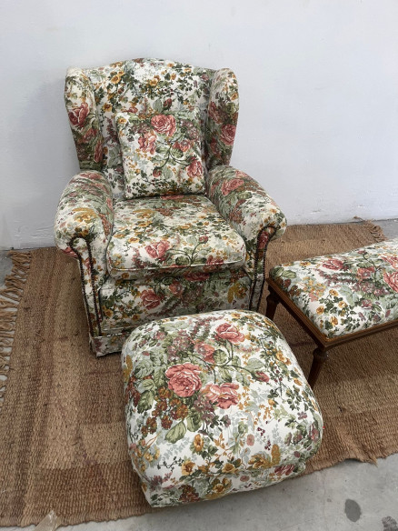 Conjunto de sillón con puff y banqueta para cama, ideal para el rincón de la lectura en el dormitorio.
