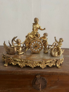 Reloj de cuerda, dorado en oro al mercurio con base de...