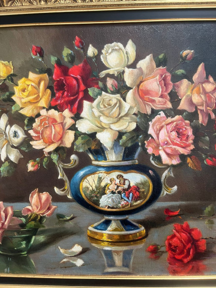 Elegante pintura con motivos florales y escena romántica, pintada por el pintor sevillano Juan Almonte.