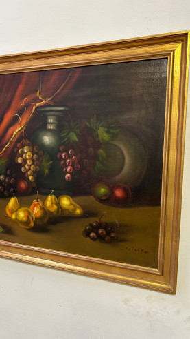 Bodegón frutal con marco dorado y firmado.