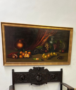Bodegón frutal con marco dorado y firmado.