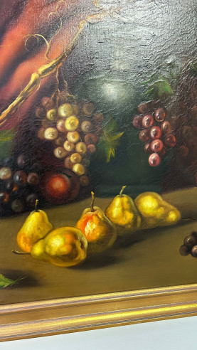 Bodegón frutal con marco dorado y firmado.