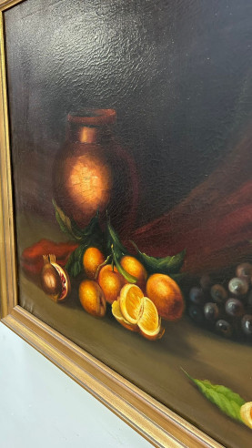 Bodegón frutal con marco dorado y firmado.
