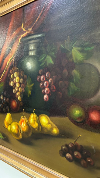 Bodegón frutal con marco dorado y firmado.