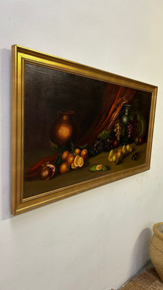 Bodegón frutal con marco dorado y firmado.