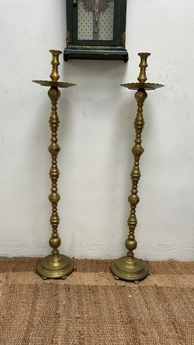 Pareja de hachones en bronce con detalles cincelados.