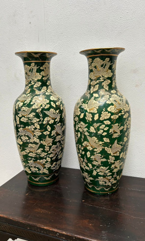 Pareja de jarrones con motivos orientales, filos dorados, tonos verdes y crema.