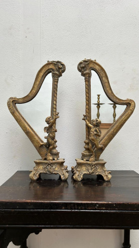Figuras rococó modernistas con espejos en forma de arpa