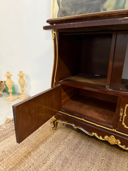 Aparador francés con detalles tallados en madera y dorados en oro fino con 3 puertas.