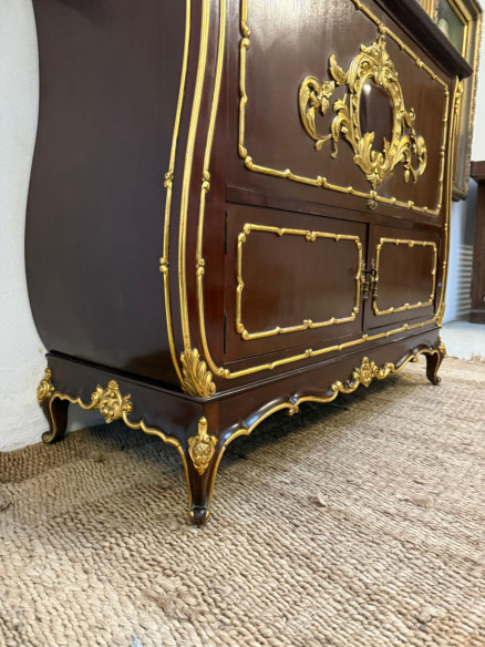 Aparador francés con detalles tallados en madera y dorados en oro fino con 3 puertas.