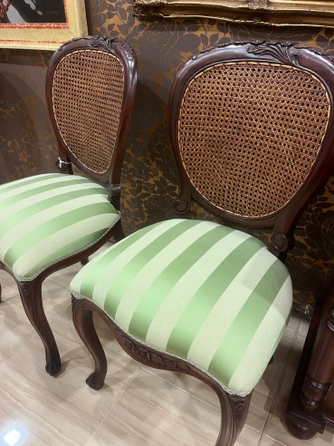 2 Sillas nuevas con respaldar de anea y elegante tapizado.