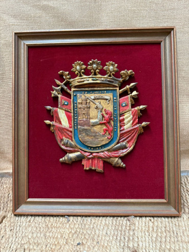LA JUSTICIA: Escudo tallado en madera sobre terciopelo enmarcado, ideal para regalo de letrado o juez.
