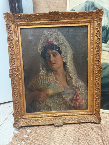 Retrato flamenco de mujer con mantilla y abanico en mano.
