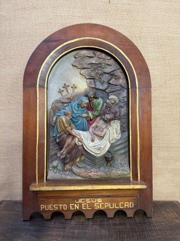 Estación de Viacrucis Jesús puesto en el Sepulcro XIV en madera y olot.