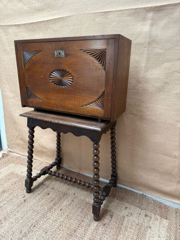Conjunto de mesa con bargueño escritorio.