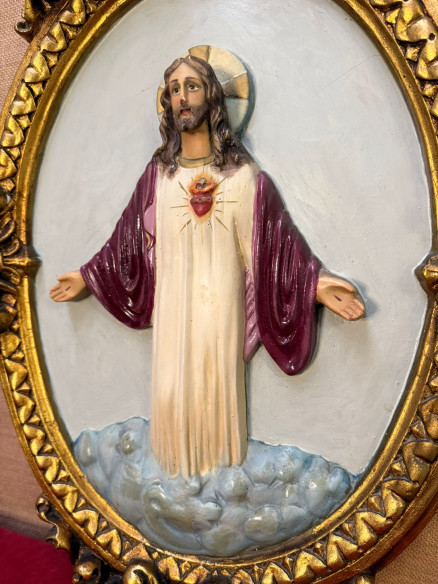 Bonito Sagrado Corazón sobre nubes con marco dorado pintado a mano sobre escayola.