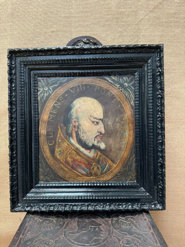 Retrato del Papa Clemente VIII sobre tabla con marco tallado en madera.