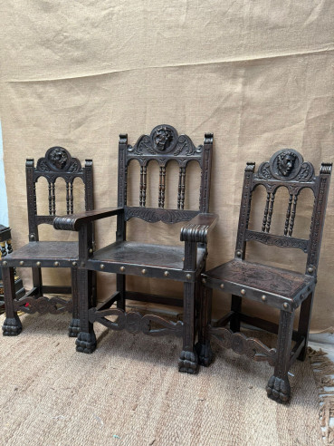 Conjunto estilo renacentista de sillón y 2 sillas.