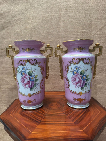 Pareja de jarrones de porcelana esmaltada siguiendo modelos de Sèvres S. XX,