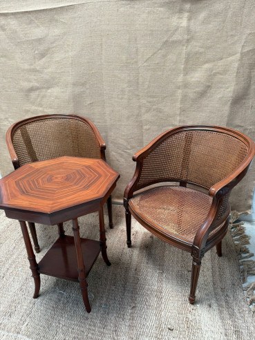 Conjunto inglés de sillones en mimbre y mesa aux.