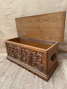 Baúl de madera con escenas de soldados tallados.