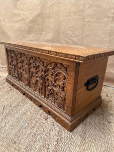 Baúl de madera con escenas de soldados tallados. 2