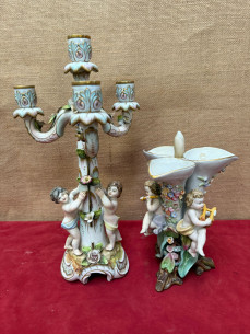 Centro de mesa con ángeles músicos y candelabro, ambos...