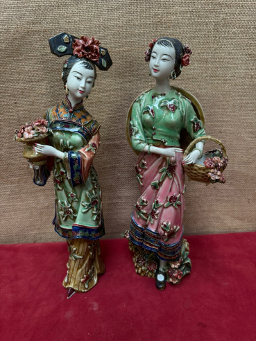 Pareja de mujeres orientales en porcelana, pintadas a mano y firmadas.