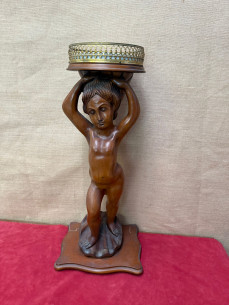 Pedestal en madera de niño sobre peana.