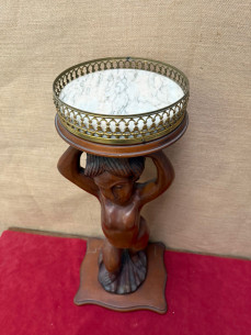 Pedestal en madera de niño sobre peana. 2