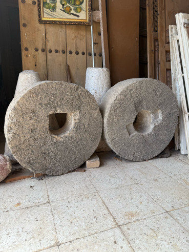 Pareja de piedras circulares de molino.