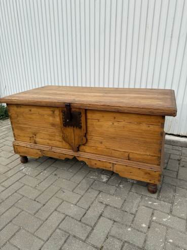 Precioso baúl en madera con antigua cerradura hecha a fragua.