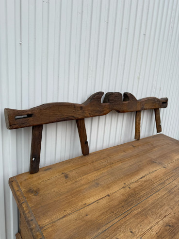Antiguo yugo con detalles labrados.
