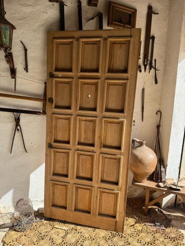 Antiguo portón de calle con plafones y molduras.