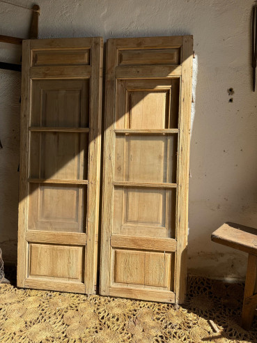 Ventanas en madera con bisagras de capuchón y cristales con palilleria XVIII, listas para pintar.