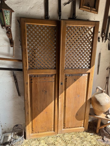Puertas de alacena con celosías y bisagras de capuchones XVIII.