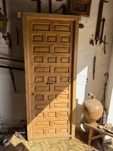 Puerta de calle en cuarterones,