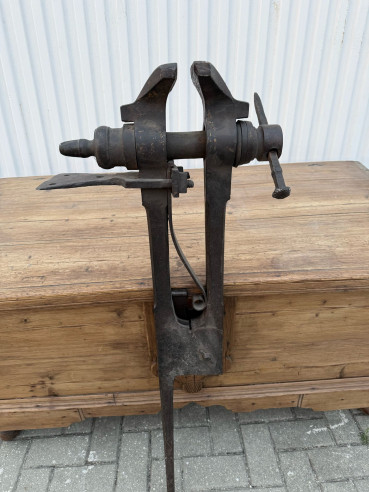 Antiguo tornillo de herrero de gran tamaño.