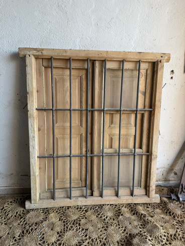 Ventana con postigos y herraje de seguridad.