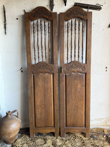 Pareja de puertas en madera de roble con palilleria ideal para biombo o alacena.