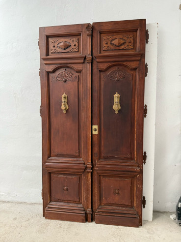 Elegante portón con herrajes y llave