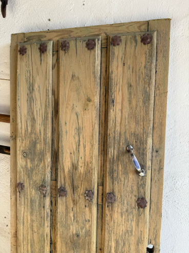 Portón con clavos de margarita.