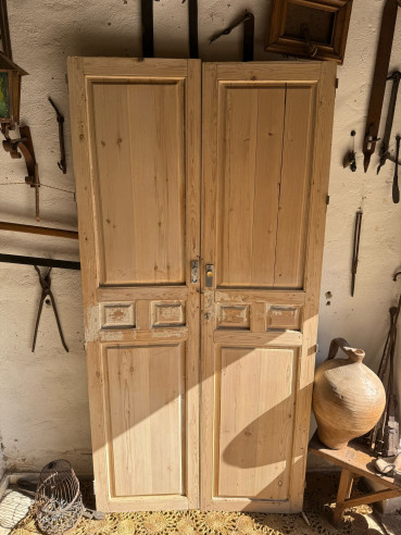 Puerta de interior de doble hoja.
