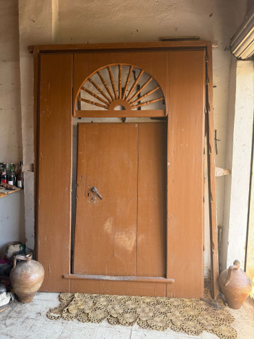 Gran portón de doble puerta, con medio punto de luz.