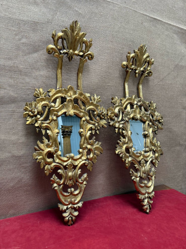 Antigua pareja de cornucopias talladas en madera.