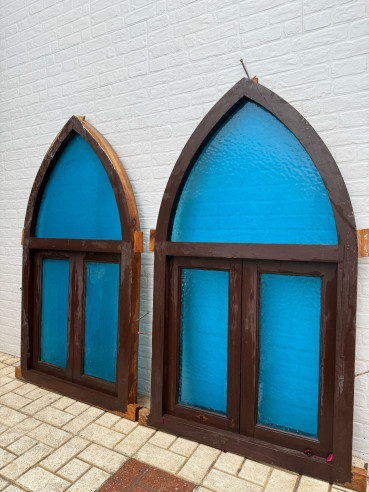 Pareja de ventanas en madera de 2 hojas y fijo arriba.