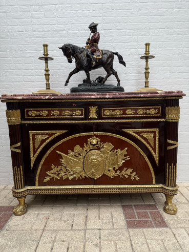 Aparador Imperio Carlos XV con gran tapa de mármol, decoración en bronces y patas con garras.
