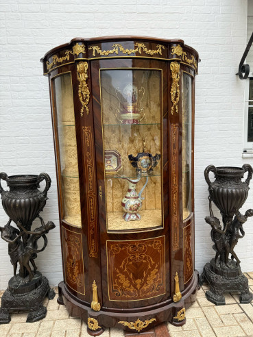 Vitrina estilo Luis XV en marquetería e interior tapizado y decoraciones en bronce con 2 baldas.