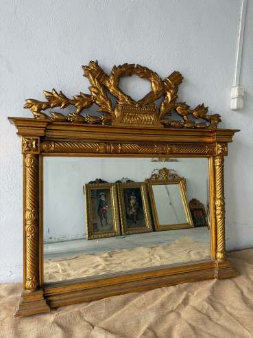 Gran espejo imperio dorado tallado en madera con cristal biselado.