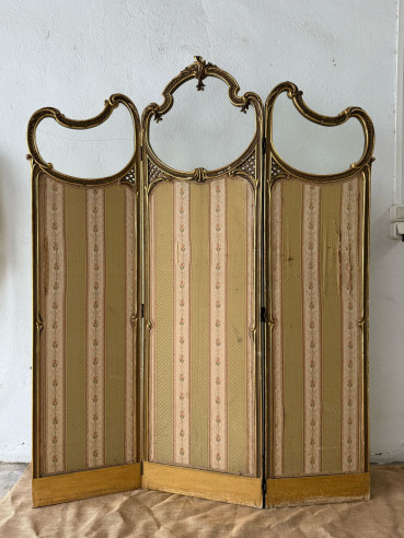 Elegante biombo isabelino hecho en madera con dorado, (tejidos para cambiar).